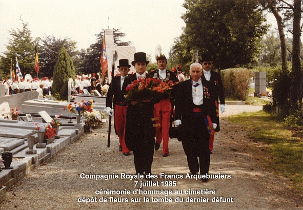 c�r�monie au cimeti�re de Lorette en 1985, Didier Kinet Pr�sident des Jeunes Francs et Emile Kinet suivis de l'Empereur Fernand Humblet