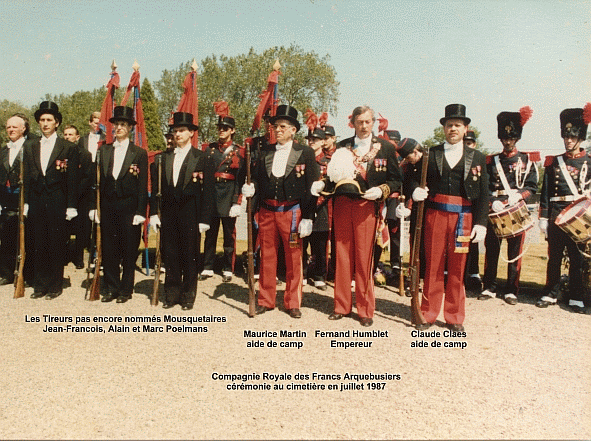 Juillet 1987 c�r�monie d'hommage au cimeti�re, les fr�res Poelmans l'Empereur Fernad Humblet, Claude Claes et Maurice Martin aides-de-camp