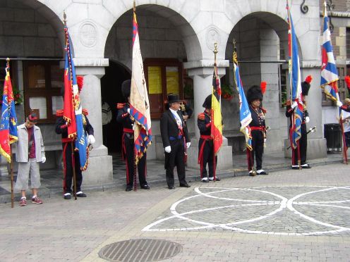 G�n�ral Kinet et drapeaux H�tel de Ville de Vis� juillet 2003